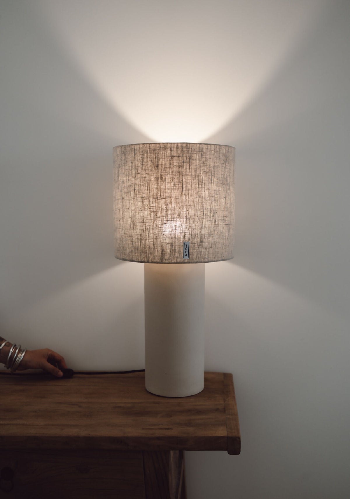Lampe TERA abat-jour tissu beige et base cylindrique blanche, vue de face