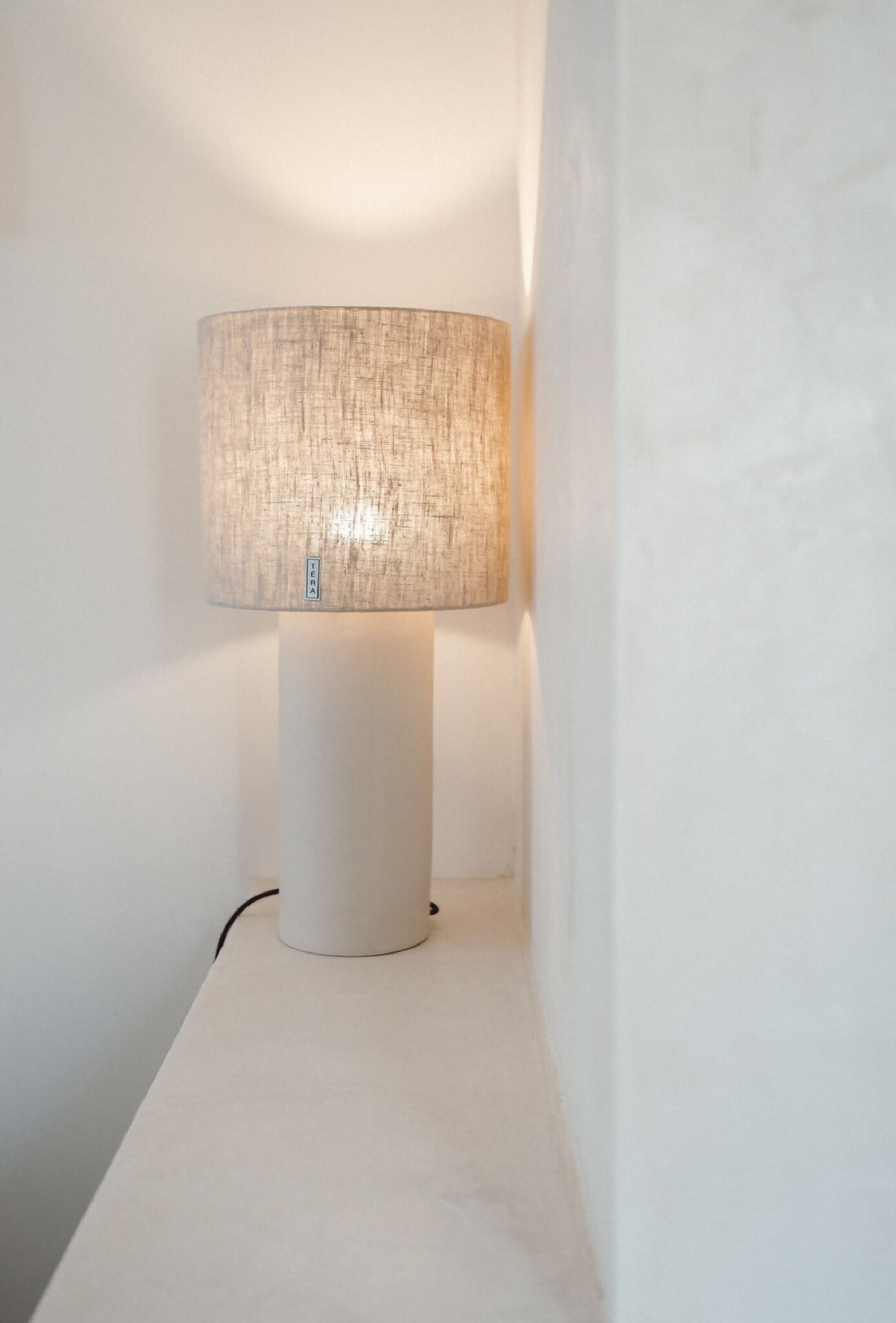 Lampe TERA abat-jour tissu beige cylindrique, base blanche cylindrique