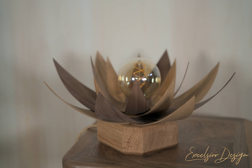 Lampe lotus en bois brun sur socle rectangulaire, ampoule sphérique visible