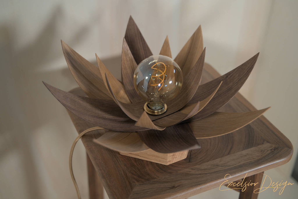 Lampe lotus en bois brun avec ampoule sphérique et câble, vue rapprochée