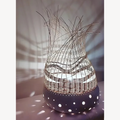 Lampe décorative en fil métallique, base bleue à pois blancs, style lanterne.
