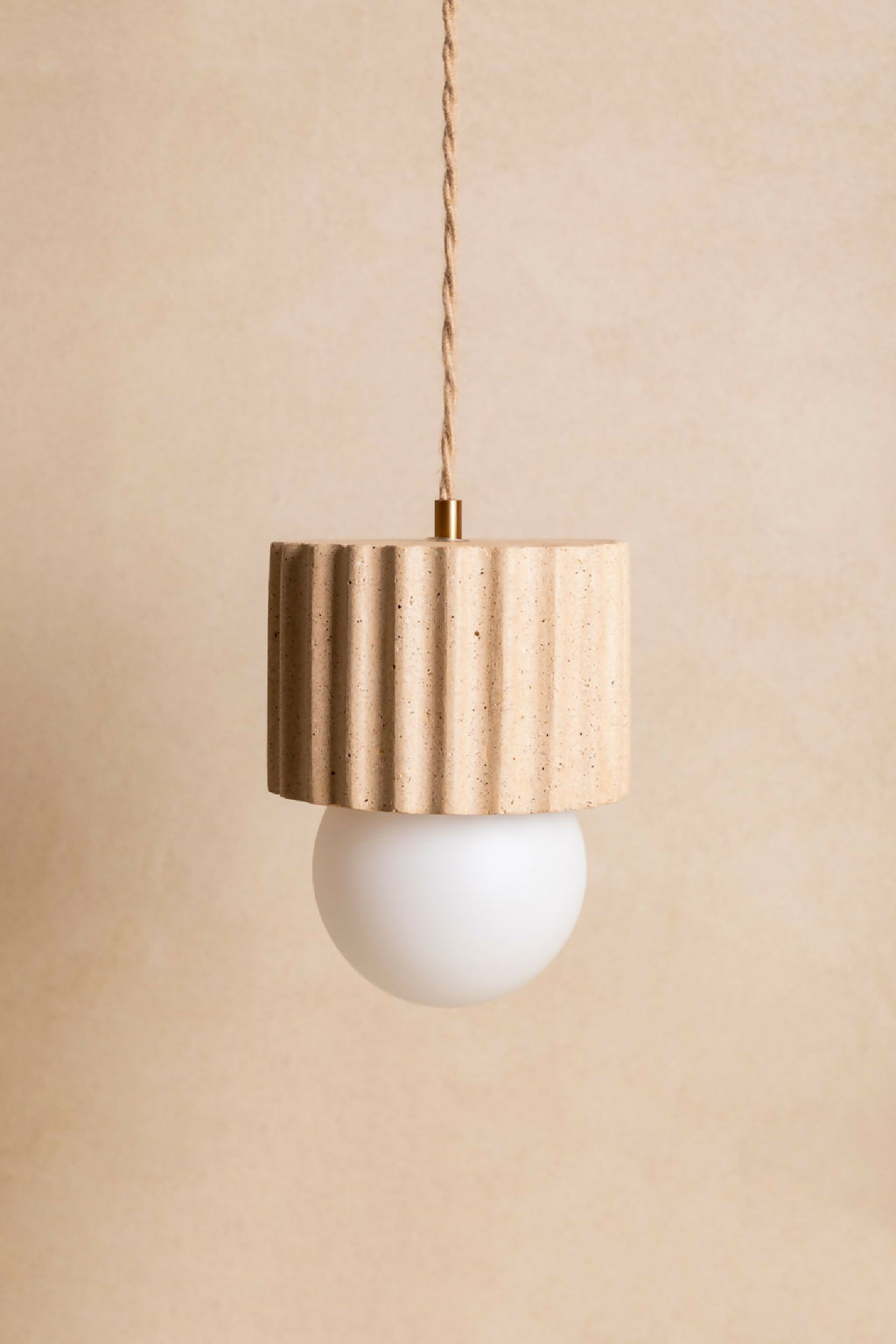 Suspension ILONA à abat-jour cylindrique beige clair texturé, avec ampoule ronde blanche.