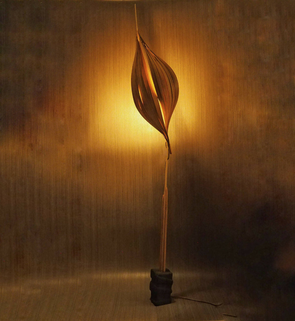Lampe sur pied à abat-jour en voile orange en forme de goutte, tige noire