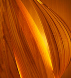 Abat-jour en voile orange plissé en forme de pétale, lumière chaude