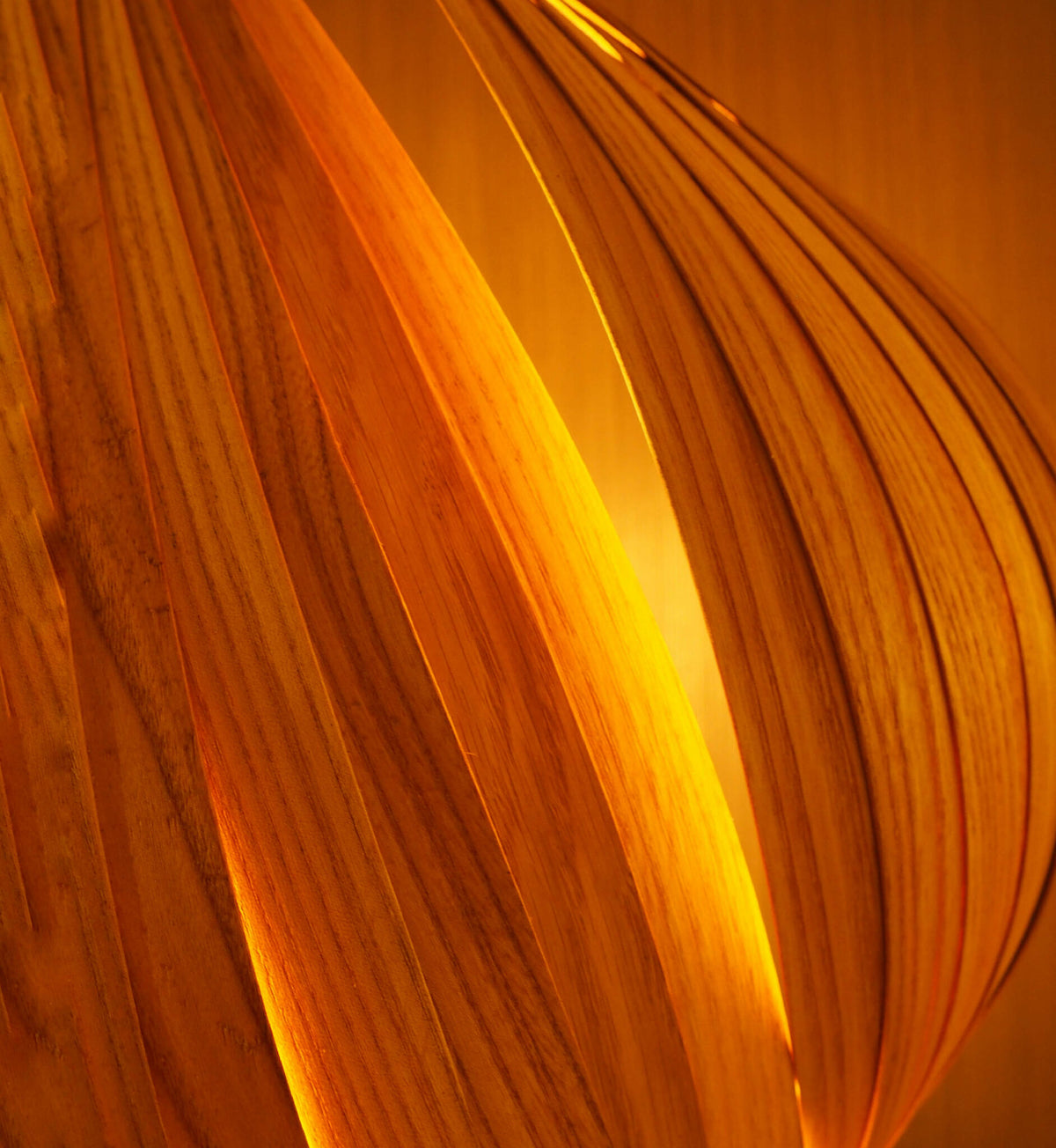 Abat-jour en voile orange plissé en forme de pétale, lumière chaude