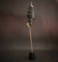 Lampe sur pied : spirale de rubans métalliques sombres sur tige bois, base carrée noire