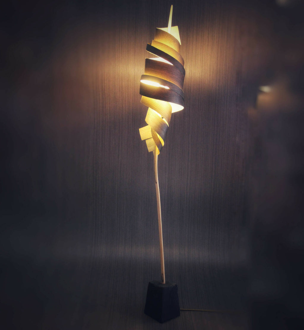 Lampe sur pied : spirale de rubans métalliques, éclairage chaud, base carrée noire