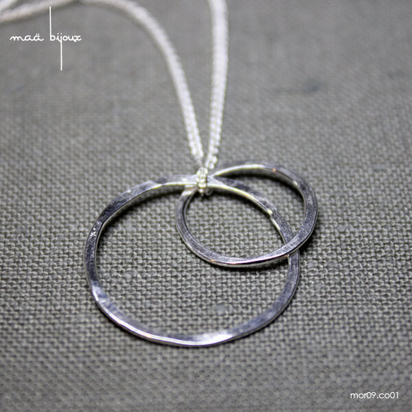 Collier cercles minimalistes en fils d'argent massif martelées