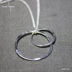 Collier cercles minimalistes en fils d'argent massif martelées