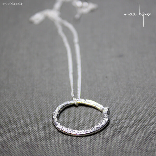 Collier cercle texturé en argent massif
