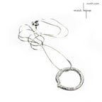 Collier cercle texturé en argent massif