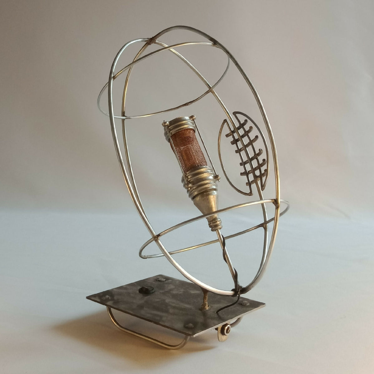 Lampe RUGBY avec cage métallique et ampoule au centre, base noire rectangulaire