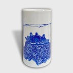 Mug en porcelaine blanche avec illustration bleue et scène « en famille »