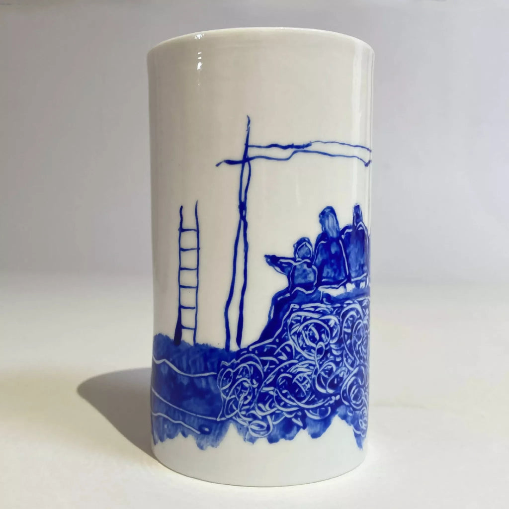 Mug en porcelaine blanche, motif bleu de façade et toit, dessin détaillé