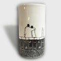 Mug en porcelaine blanc avec couple enlacé noir, motif et bord décoratif