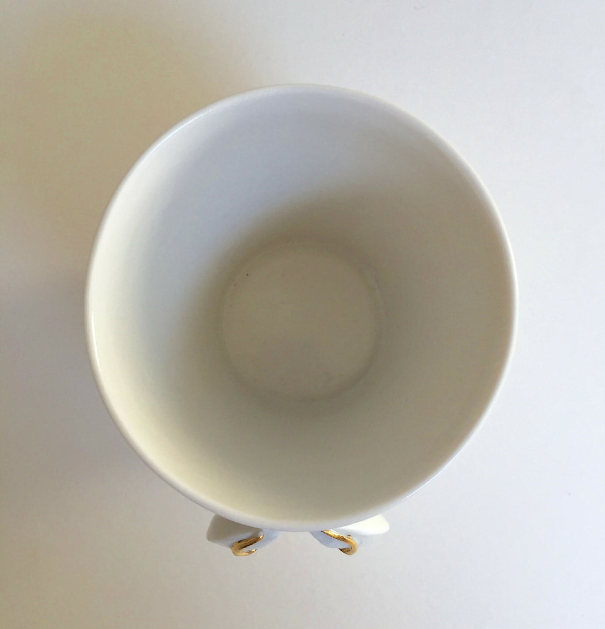 Mug blanc en céramique, vue intérieure du fond, sans décor apparent