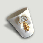 Mug blanc en céramique décor homard doré en relief, vue en angle