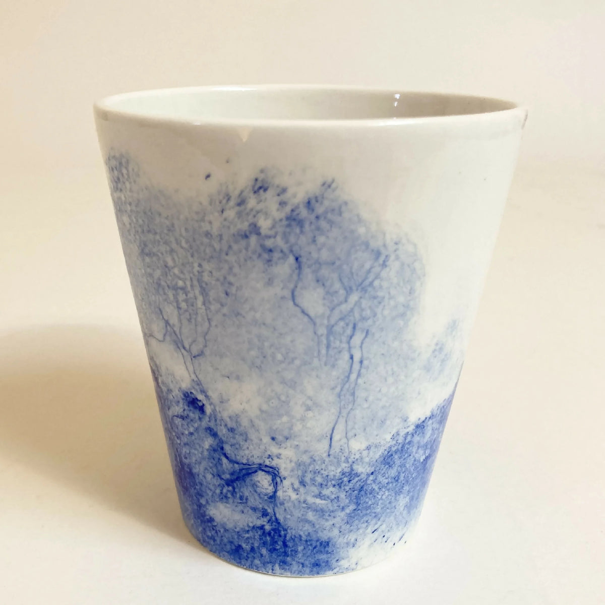 Mug en céramique blanc, décor bleu de paysage avec arbres aux lignes fines