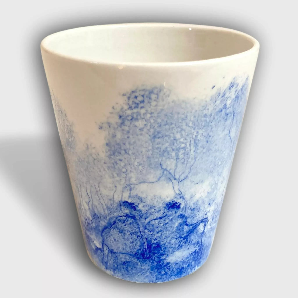 Mug en céramique blanc, motif paysage bleu texturé avec branches d’arbres