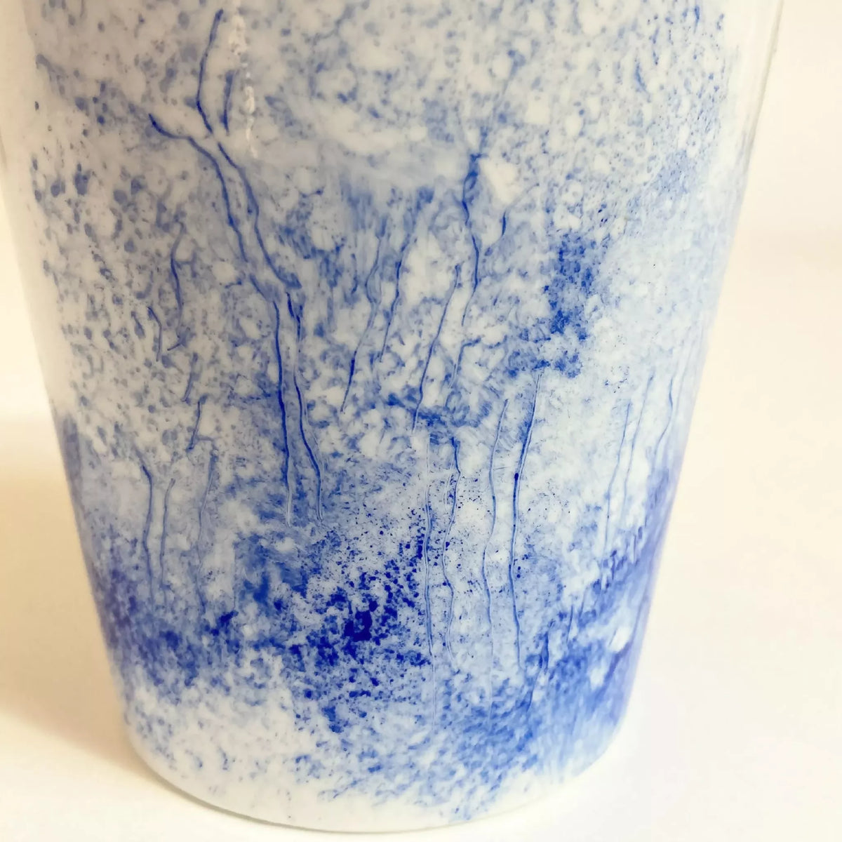 Mug en céramique blanc, gros plan décor paysage bleu avec silhouettes d’arbres