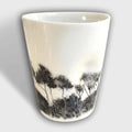 Mug en porcelaine blanc avec illustration paysage noir et gris, forme conique