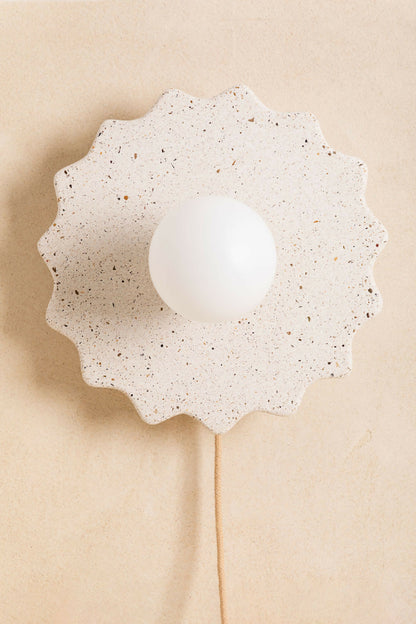 Luminaire en béton, applique murale réalisée à la main par des artisans français.