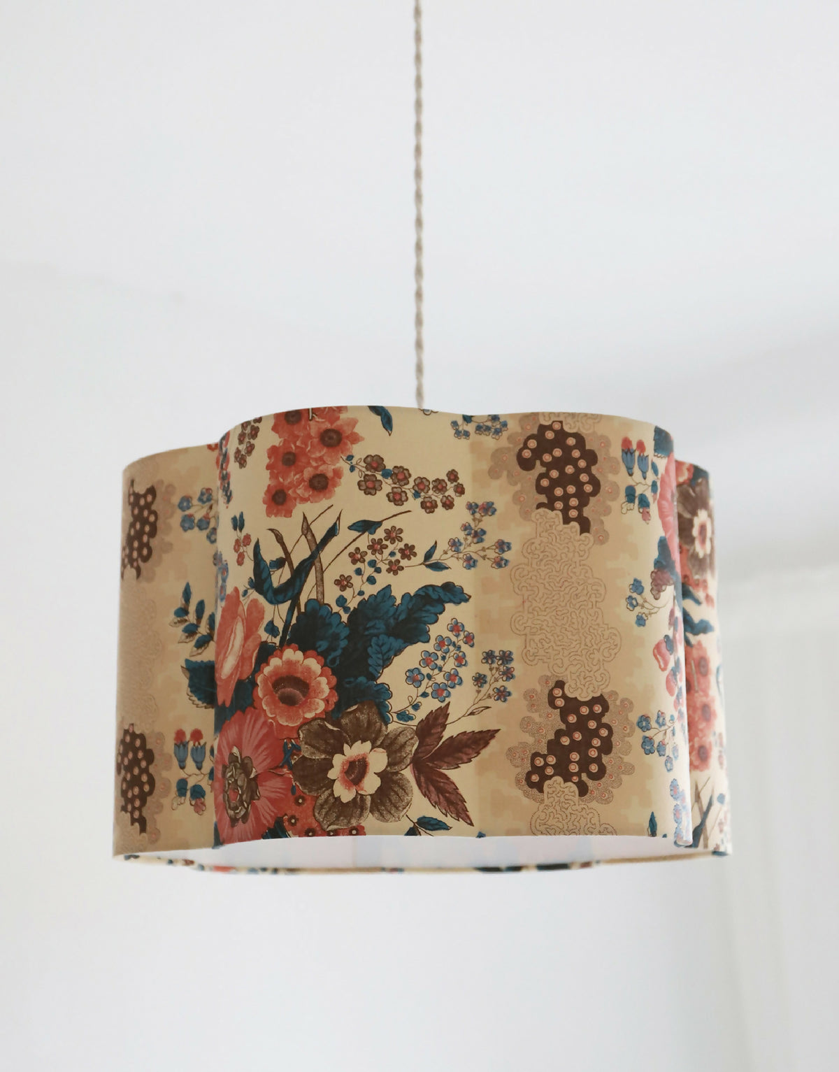 Suspension abat-jour fleur : tissu beige imprimé fleurs et feuillages colorés
