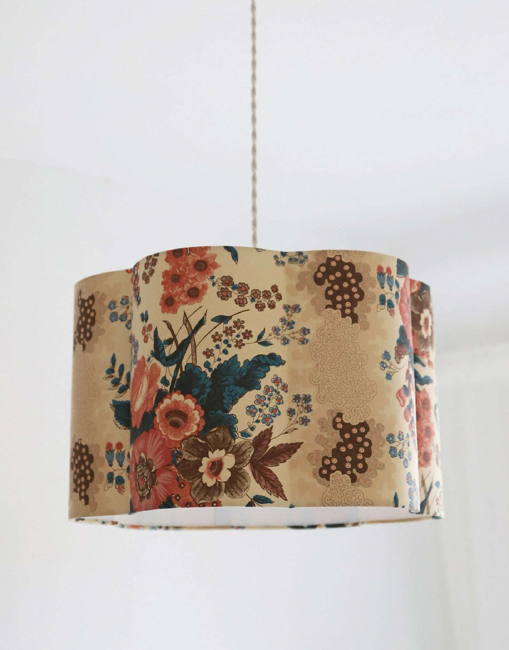 Suspension abat-jour fleur : tissu beige imprimé fleurs et feuillages colorés
