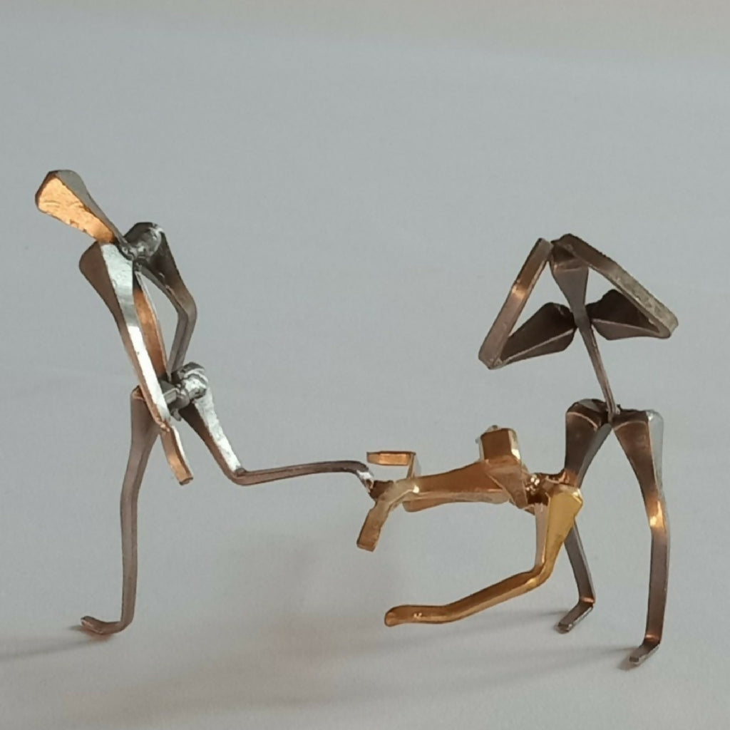 Figurines de joueurs de handball en métal, posture en extension, tons dorés et gris