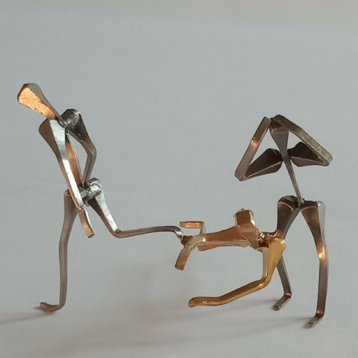 Figurines de joueurs de handball en métal, posture en extension, tons dorés et gris