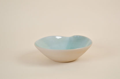 Coupe n°6 évasée, extérieur crème, intérieur bleu clair, vue de dessus.