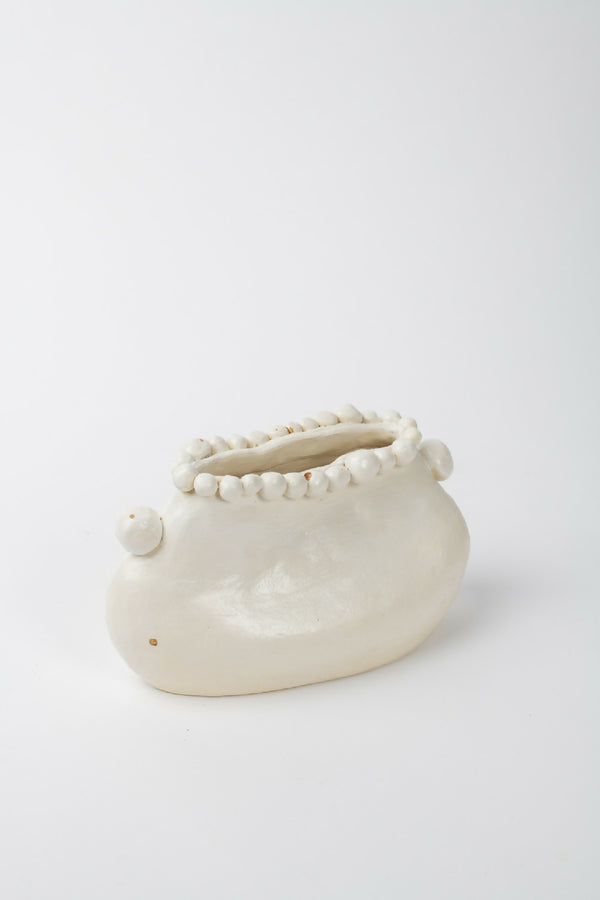 Vase en céramique blanche, forme arrondie avec rangée de perles sur le bord