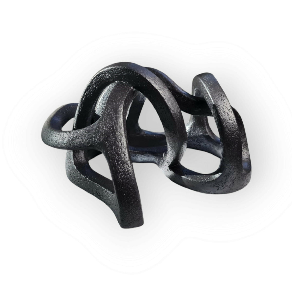 Sculpture abstraite en argile sombre, nœuds entrelacés et formes courbes.