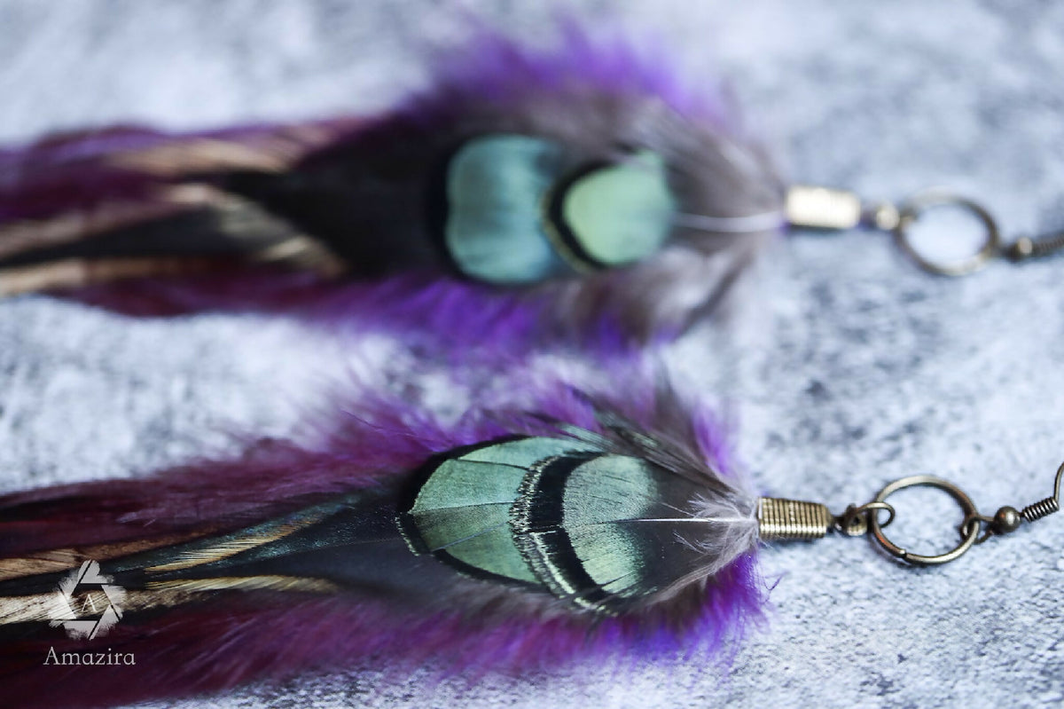 Paire de boucles d’oreilles en plumes violette et vertes, fermoir métallique