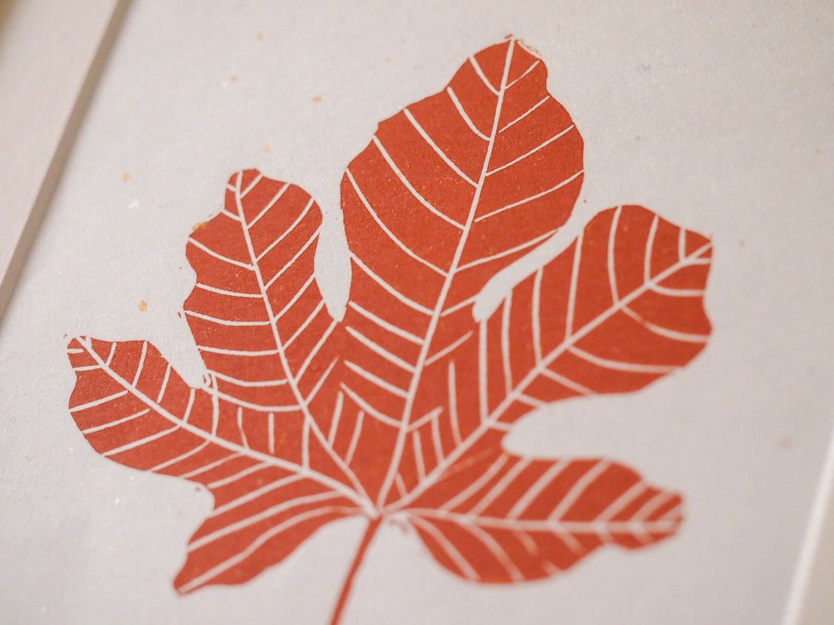 Détail de gravure sur papier washi : feuille rouge à nervures
