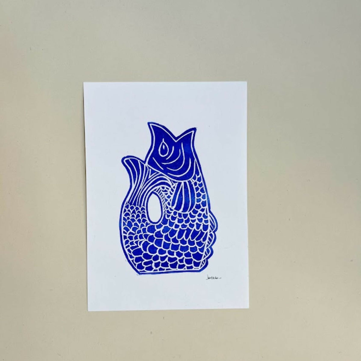 Linogravure A5 sur fond blanc, hibou stylisé bleu ultramarine.