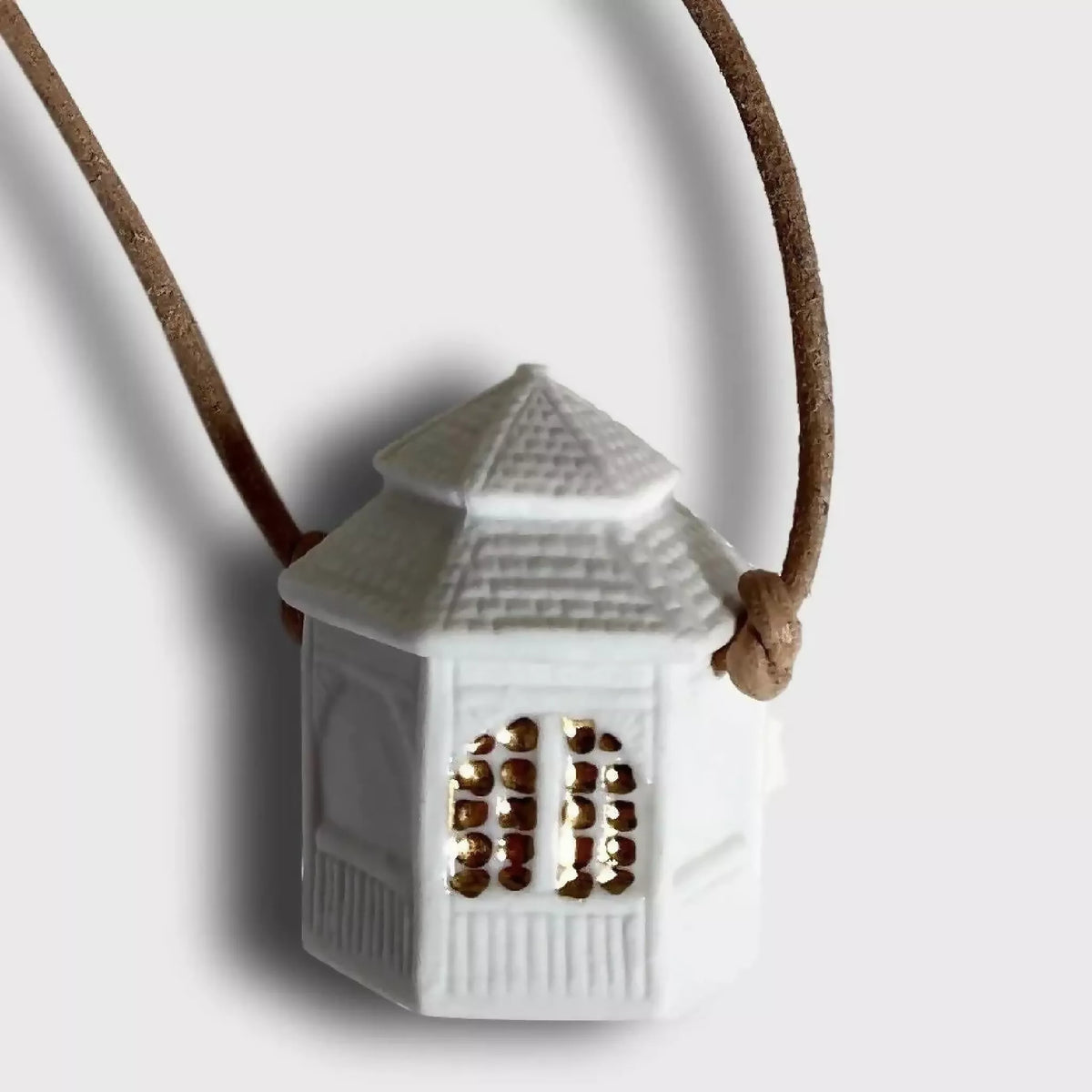 Pendentif maison blanche émaillée avec fenêtres dorées, cordon brun noué