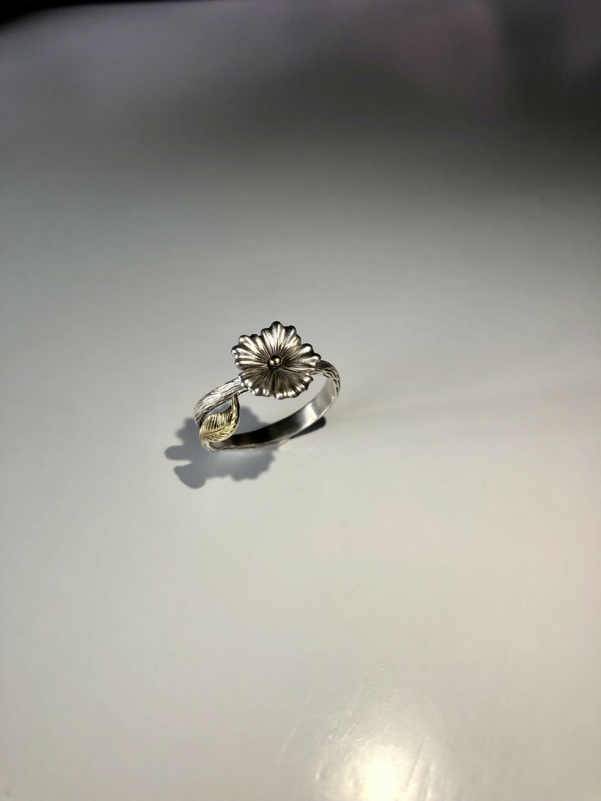 Bague fleur argent 950 et or 18 carats, vue de face, anneau fin et motif rond