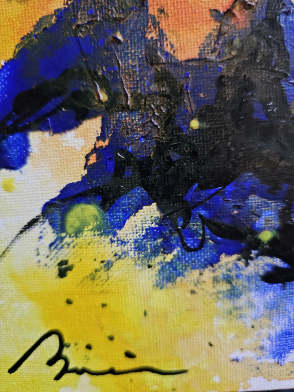 Détail de peinture abstraite Interstellaire : zones bleues et noires sur fond jaune