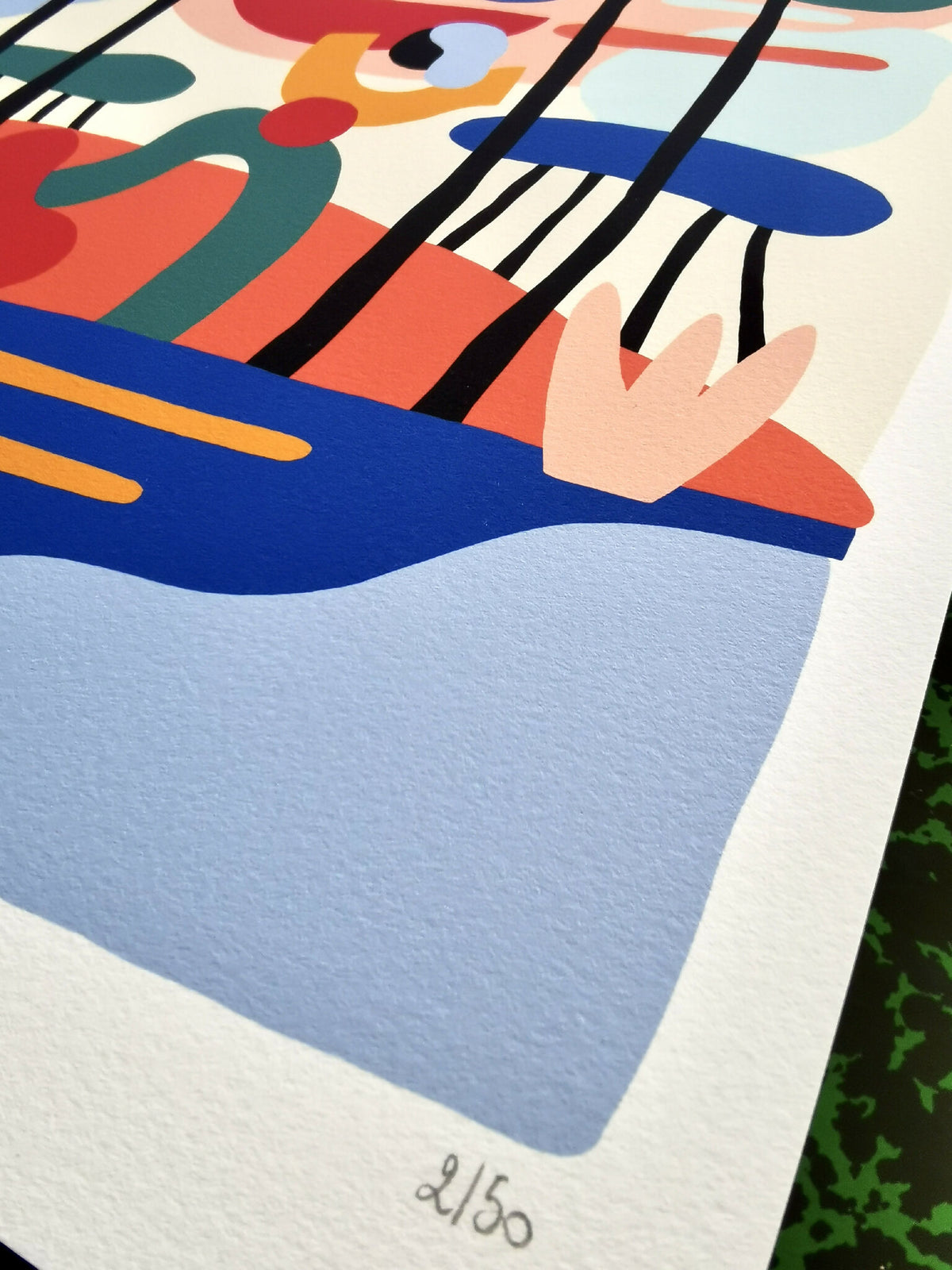 Digigraphie détail du bas: formes bleues, bord clair, inscription 2/50 en bas à gauche.