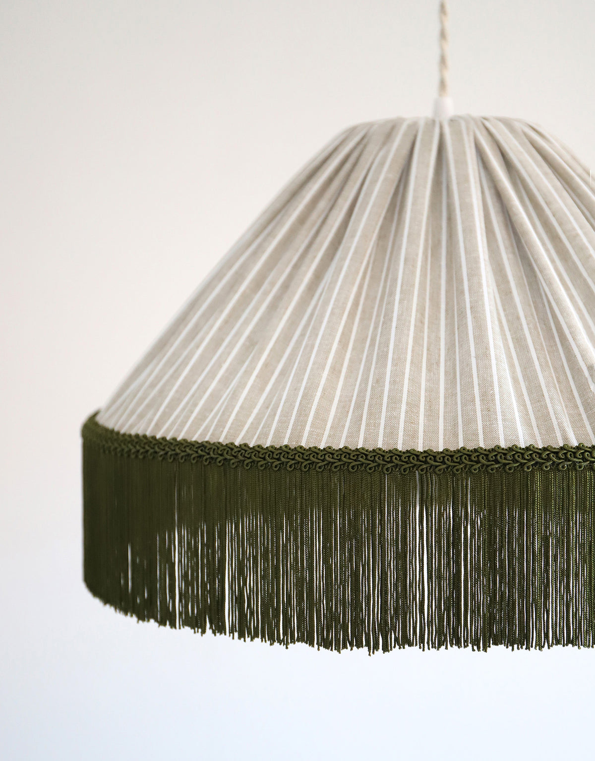 Suspension BELLA Rayures Olive, franges bohème