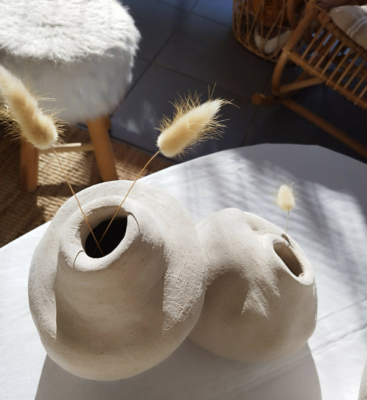 Sculpture décorative en céramique en forme de chat beige avec oreilles et museau