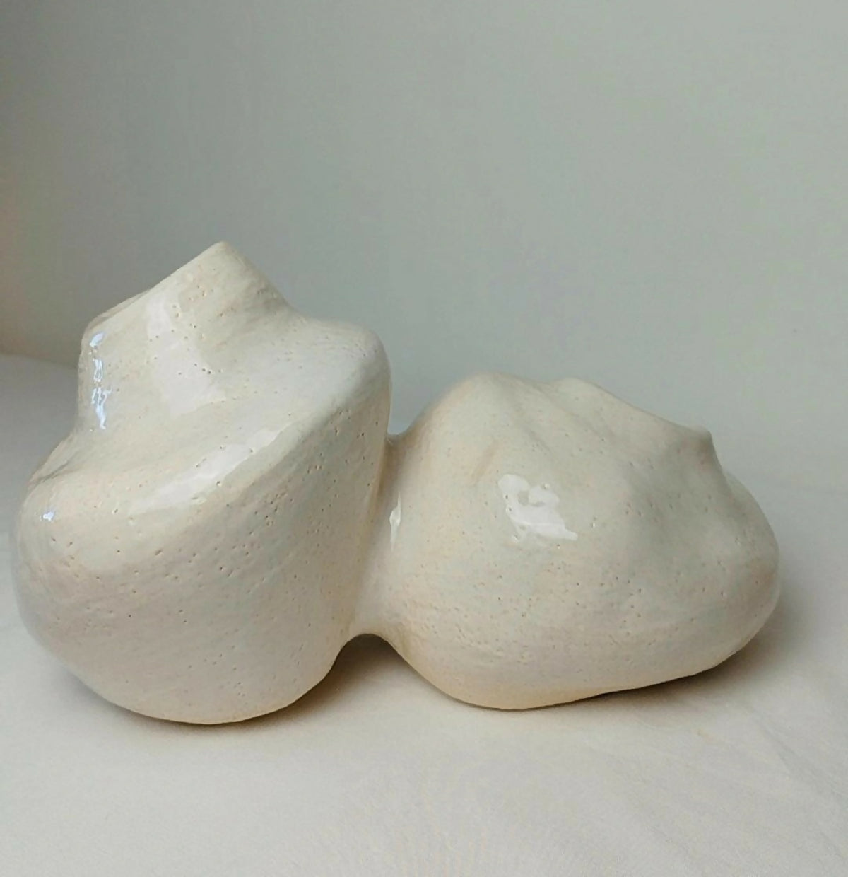 Sculpture décorative en céramique beige en forme de chat, vue de dessus