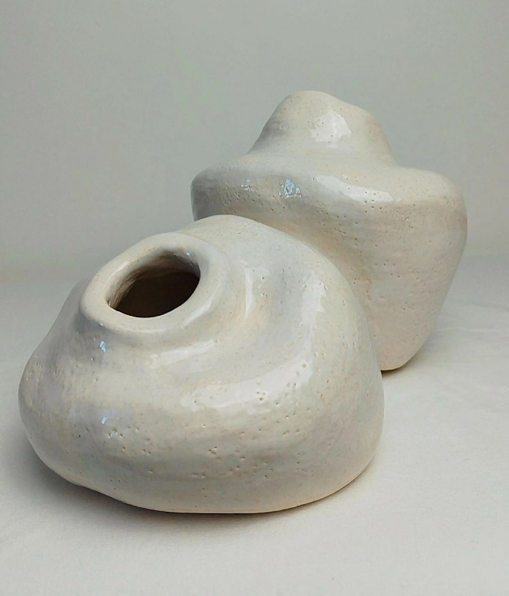 Sculpture décorative en céramique beige en forme de chat avec ouverture ovale