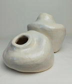 Sculpture décorative en céramique beige en forme de chat avec ouverture ovale
