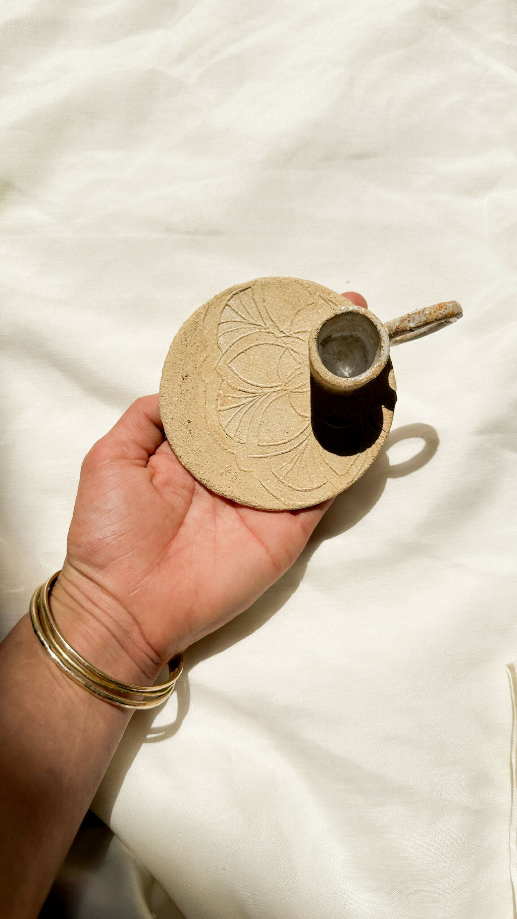 Bougeoir Circé en bois clair gravé, tasse ronde pour bougie avec tige métallique.