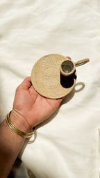 Bougeoir Circé en bois clair gravé, tasse ronde pour bougie avec tige métallique.
