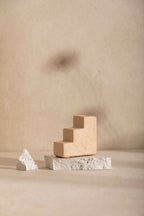 Bougeoir à base en blocs beige, socle texturé clair, sans bougie visible