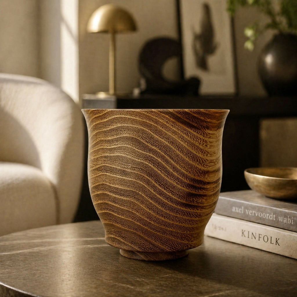 Gobelet en céramique marron texturée, lignes ondulées sur le corps.