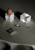 Coquetier Galéa en pétales blancs avec œuf marron, mini cuillère